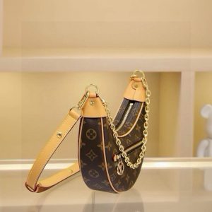 Alternative view of The Croissant handbag, a signature piece from Nicolas Ghesquière's heritage archives, is reimagined as the Loop demi-lune bag for the 2022 Pre-Spring collection. Its compact silhouette follows the body's natural movement, featuring a front zippered pocket with a circular zipper pull. The chain and leather shoulder strap offer versatile carrying options for shoulder or crossbody wear. Dimensions: 23 x 13 x 6 cm.